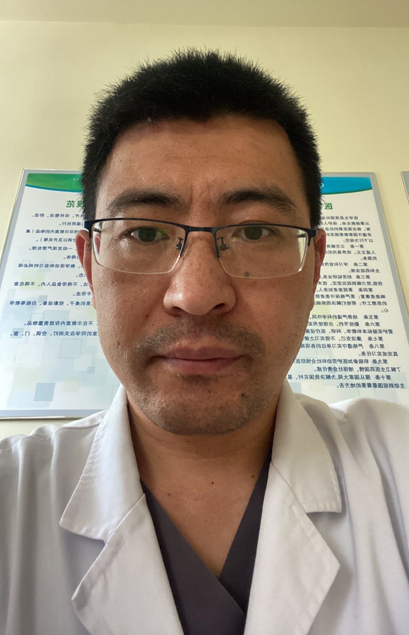 何吉亮医生头像